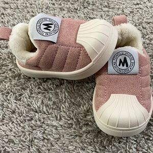 Size 5.5 infant girls faux fur lined shoes